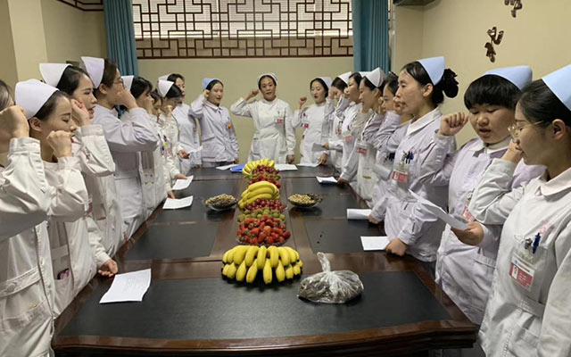 【5.12护士节】乐动网页版（中国） 首页,举办茶话会白衣天使受表彰(图2)